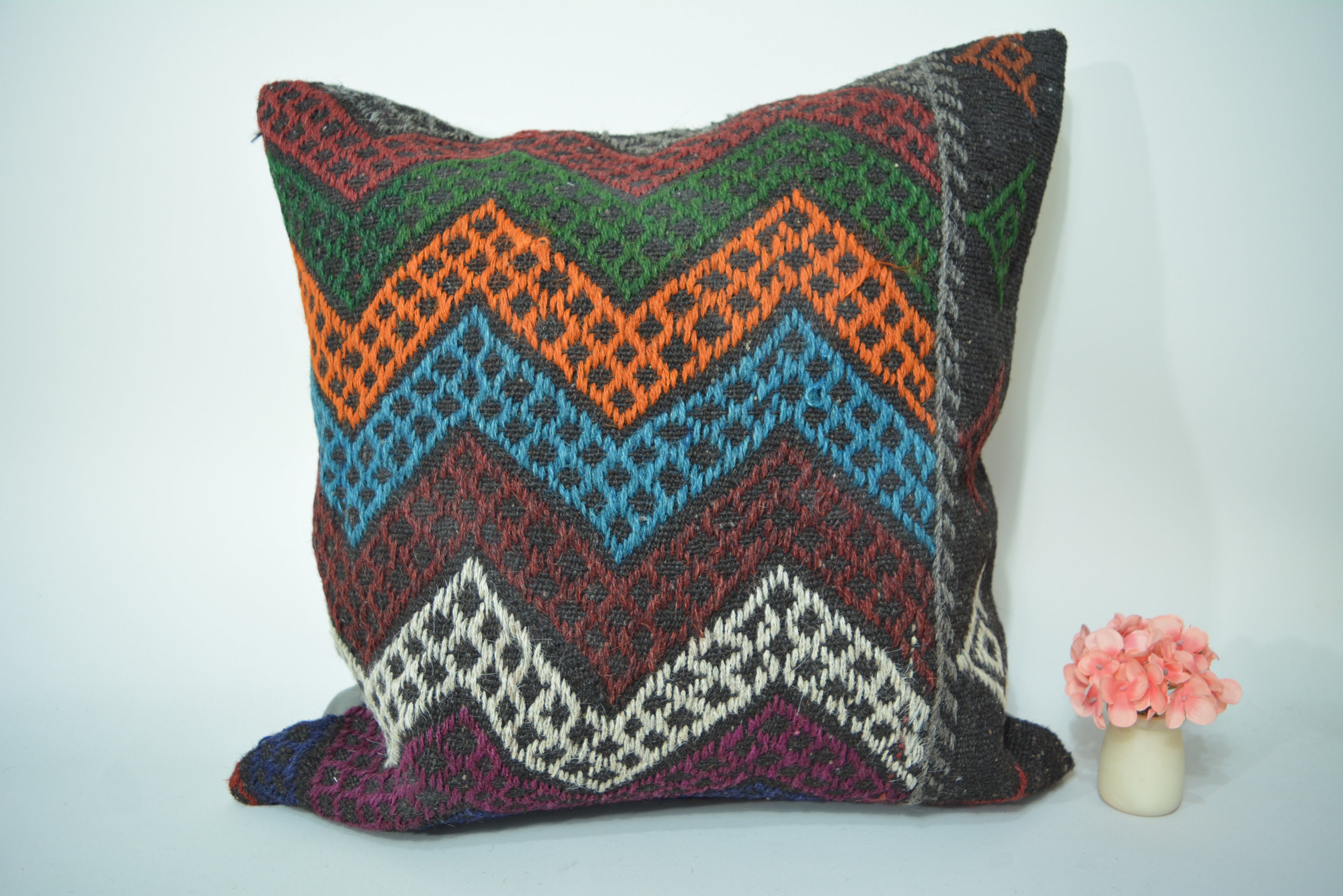 Handgemaakt Kelim Sierkussen van Vintage Tapijt 60x60cm. // 24x24in. Uniek, Authentiek en Duurzaam