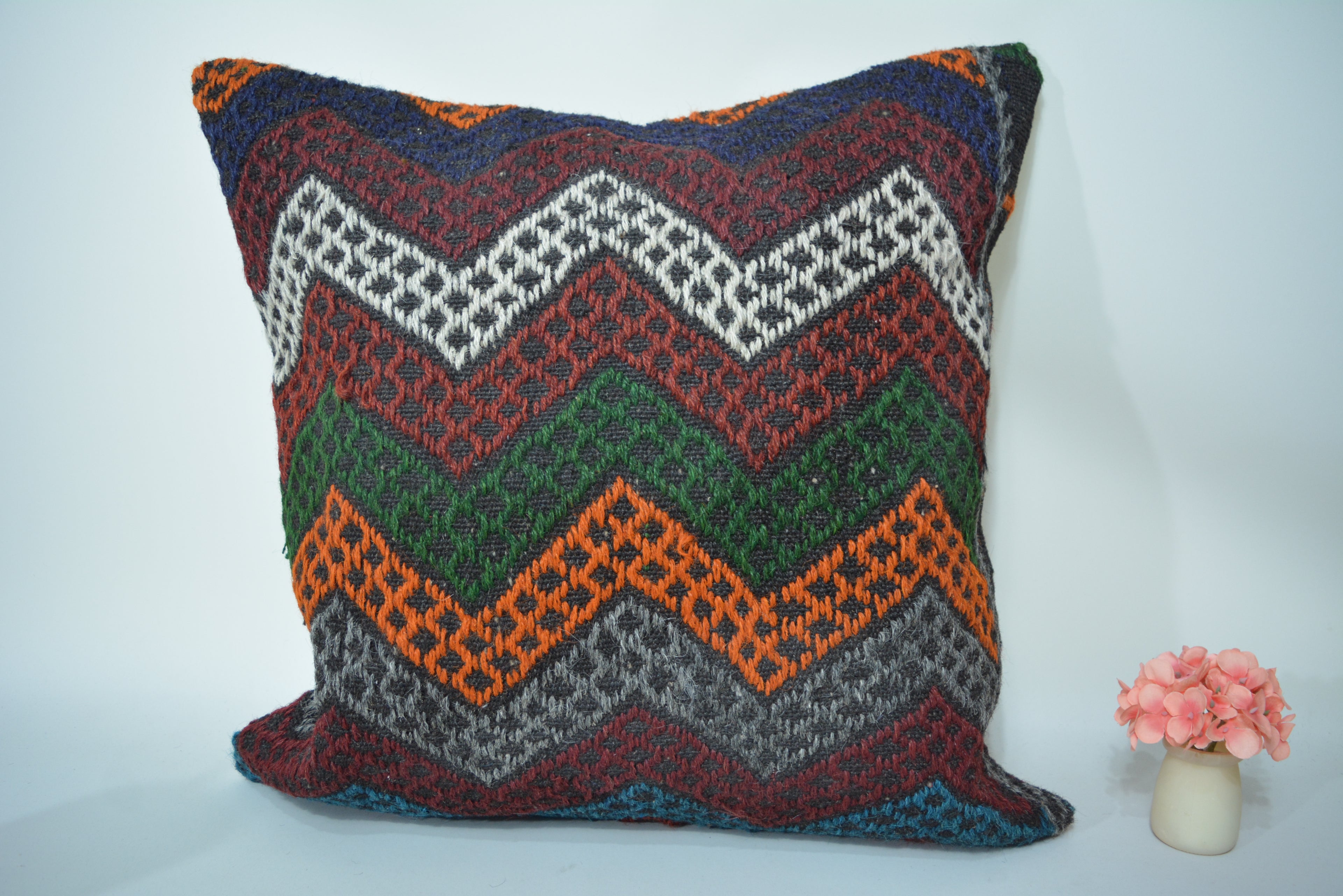 Handgemaakt Kelim Sierkussen van Vintage Tapijt 60x60cm. // 24x24in. Uniek, Authentiek en Duurzaam