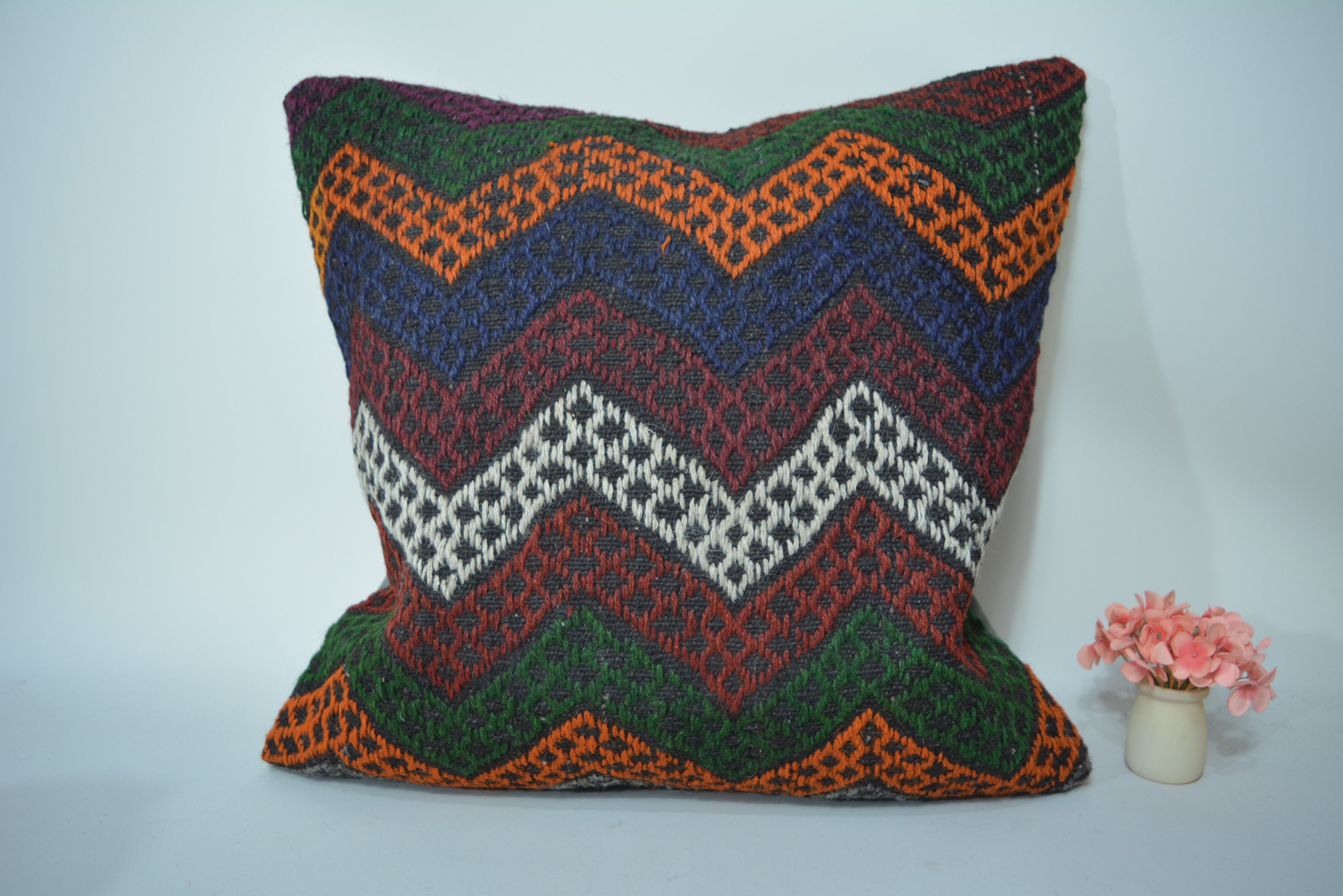 Handgemaakt Kelim Sierkussen van Vintage Tapijt 60x60cm. // 24x24in. Uniek, Authentiek en Duurzaam
