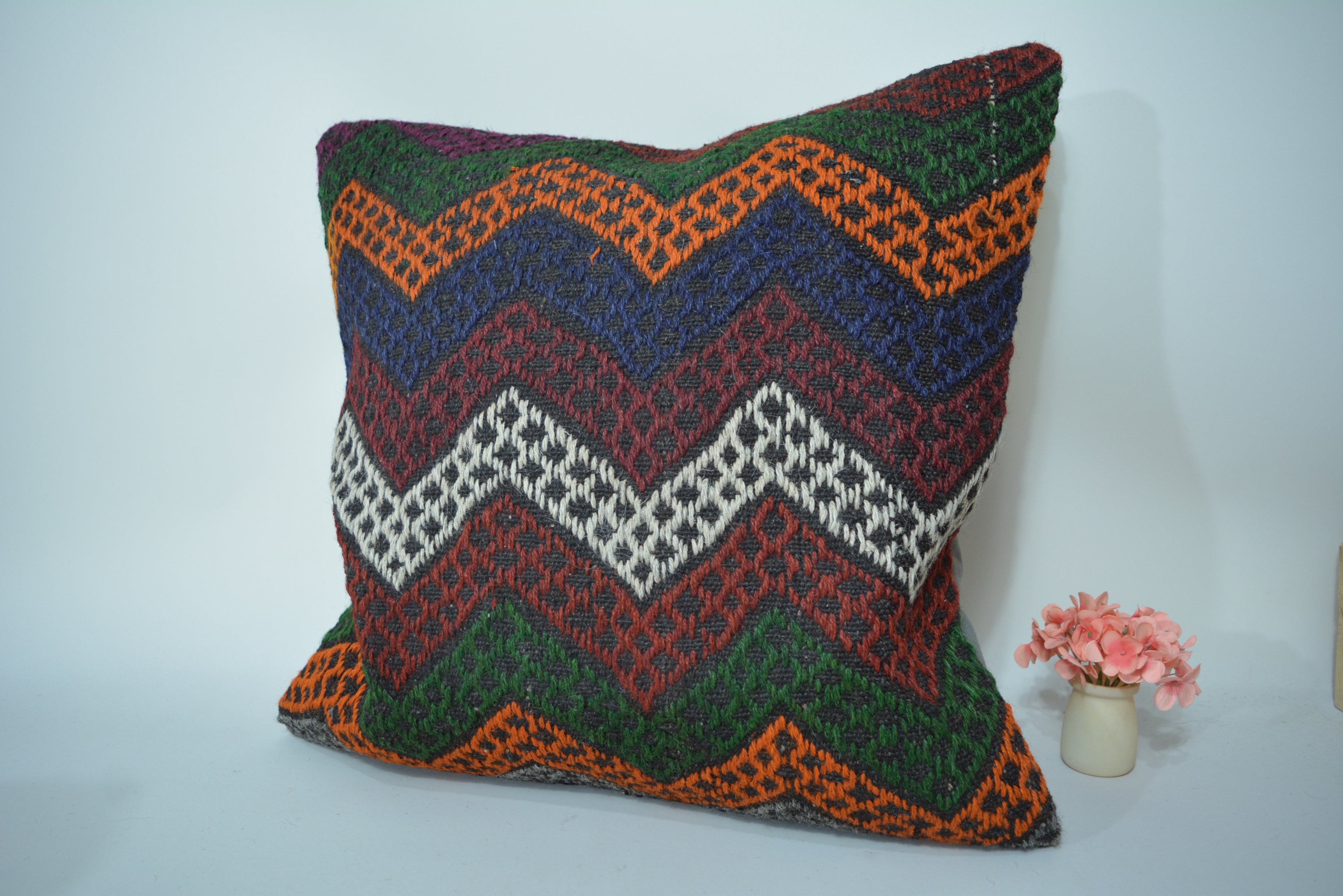 Handgemaakt Kelim Sierkussen van Vintage Tapijt 60x60cm. // 24x24in. Uniek, Authentiek en Duurzaam